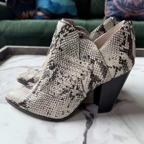 NEW Vince Camuto Levana Snake Print Western Booties Size 8.5 - Picture 6 of 9